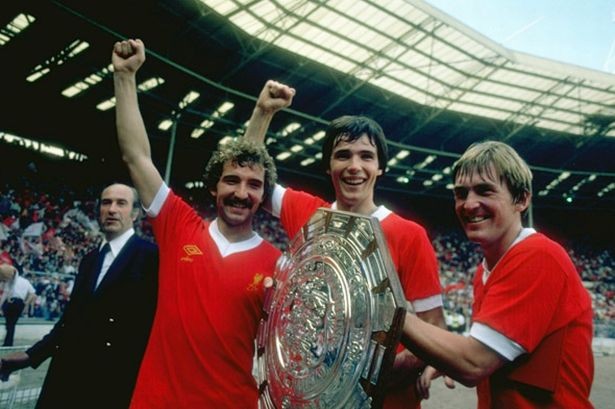 Năm 1979. Bộ ba huyền ảo người Scotland, Graeme Souness, Alan Hansen và Kenny Dalglish ăn mừng Siêu cúp Anh.
